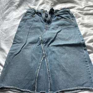 Jeanskjol från Zara  - Säljer en ljusblå jeanskjol från Zara då jag aldrig använder den längre. Är i barn storlek men passar mig som har xxs/xs. 💗pris kan diskuteras                        Tar inte emot retur