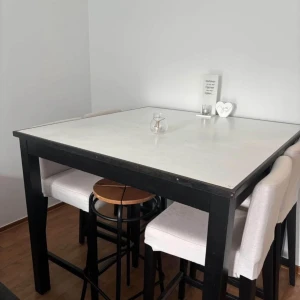 Mat bord + 4 stolar ingår  - Elegant matbord, bredden 112 cm och längden 95 cm . Det ingår 4 stolar med. Pris kan diskuteras vid snabb affär. Finns i Helsingborg. Det är träskiva EJ glas!