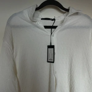 Stickad Vit Tröja - aldrig använd.