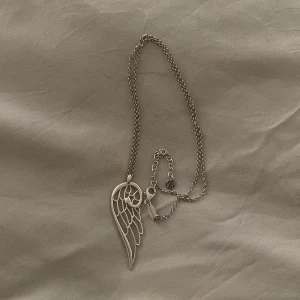 Silverfärgat halsband med änglavinge från Nomination - Superfint äkta Nomination halsband med en vinge 🤍  Passar många olika stilar, men kommer tyvärr inte till användning hos mig 🫶🏻 Nypris: 800 sek
