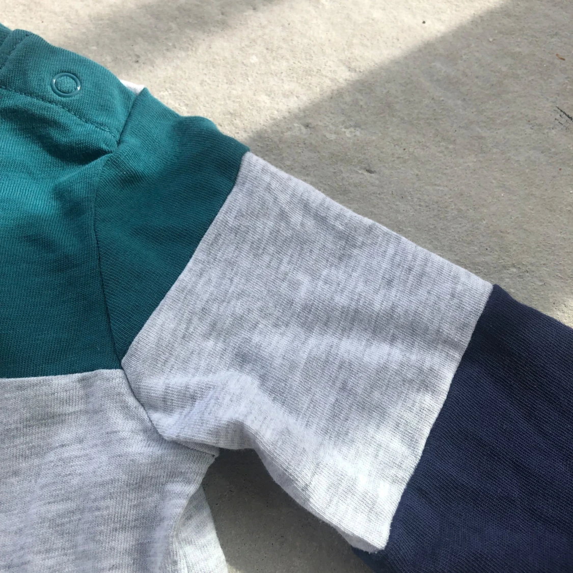 Randig långärmad tröja med knappar på axeln - 3