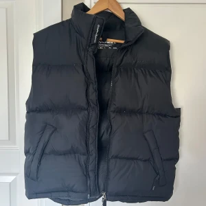 Dunvest - Säljer denna dunvest från Everest med fickor med dragkedja. Västen har ett litet hål vid ena ärmen som man kan se på bild 5, men tror att det lätt skulle gå att sy igen med nål och tråd💕🌟