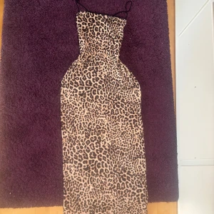 Klänning - Jätte fin längre klänning i leopard print som jag köpte i Frankrike. Aldrig använd endast testad. Den har en fin lite öppen rygg och sitter väldigt figursydd och tight i midjan.