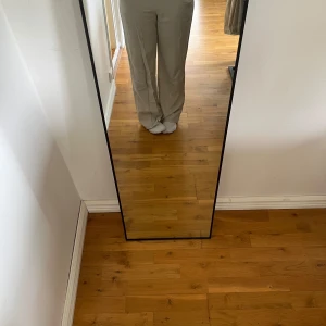  Beiga linnebyxor ifrån Lindex  - Säljer mina beiga linnebyxor ifrån Lindex då jag inte använder dem. Jättebra skick och perfekta inför sommaren. Pris kan diskuteras🤍