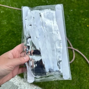 Girlang draperi fest - Gör festens entré extra inbjudande med detta häftiga draperi! Med det här draperiet kan du enkelt få till en häftig fest eller kalas dekoration på nolltid. Ett riktigt läckert draperi som även kan bli en snygg väggdekoration. Cirka 1 m bred och 2m lång. Party girlang innehåller ett skimrande draperi med långa fransar.