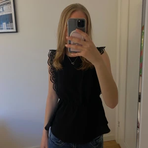 Svart blus med spetsdetaljer från ONLY - Svart blus från only. Är inte använd många gånger så är i mycket bra skick och har inga defekter. Är i storlek xxs men passar mig som brukar ha xs-s då den är stretchig i midjan❣️❣️