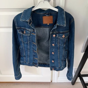 Blå jeansjacka - Snygg jeansjacka✨