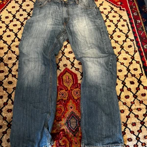 Lee Jeans - Jeansen är kinda baggy, kondition 8/10. Passar mig som är ca 180