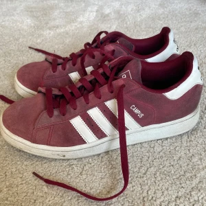 Adidas campus  - As coola röda adidas skor🤍Väl använda men inte i dåligt skick🤍Strl 40 