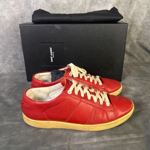 Saint laurent SL/01 sneaker -  fint skick | Size 41  | box snören dustbags medföljer | fraktar spårbart inom 24 timmar med PostNord eller instabox | 