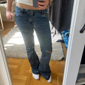 Blå bootcut jeans - Snygga jeans med hål❤️ midjemått: 38 innerbenslängden:76