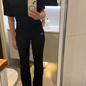 Svarta kostymbyxor från BikBok - Säljer ett par svarta kostymbyxor från BikBok i klassisk modell med raka ben och diskreta fickor bak. Perfekta för en stilren look som passar vid alla tillfällen, vardag som fest.                                   Pris kan diskuteras vid snabb affär🤗