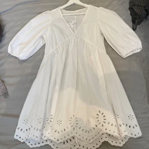 Ny klänning från hm - Superfin vit klänning från hm. Köpt av en tjej på Vinted till studenten men bestämde mig för en annan. Inga defekter, ny med prislapp. Strl xs!💖💖
