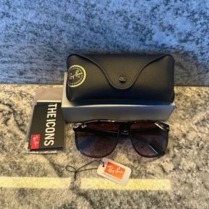 Ray-Ban boyfriend - Säljer ett par helt nya Rayban boyfriend, inga som helst repor eller andra defekter. Låda, ask samt papper ingår naturligtvis. Skriv vid funderingar😇