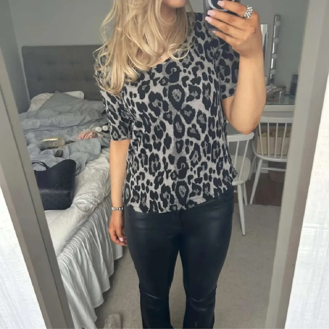 Leopardmönstrad t-shirt från Gina Tricot