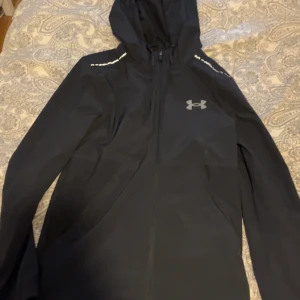 Under armour jacka  - Hej säljer min under armour jacka i nästan nytt skick. Den är storlek xs, skriv vid funderingar 