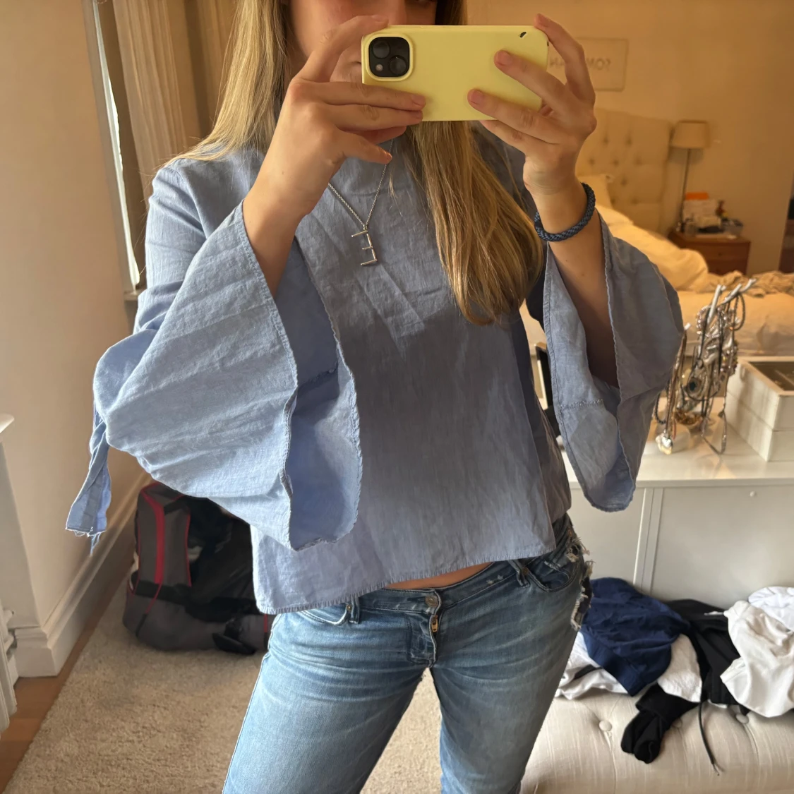 Ljusblå blus med vida ärmar - 2