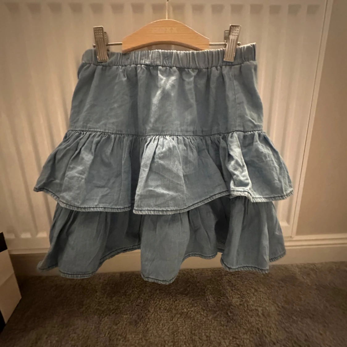 Blå volangkjol i jeans från Lindex - 1