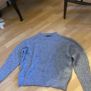 Stickad tröja - ‼️Om man köper mer än en grej får man rabbat ‼️En stickad tröja ifrån lager 157 i storlek XS! Den är ganska stor i storleken, säljer pågrund av att jag inte har användning för den och använder aldrig