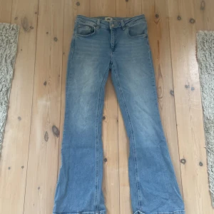 Ljusblå bootcut jeans från 157 - Ljusblå jeans från 157 i bootcut-modell med låg midja. Jeansen har kort längd. Säljer då dem var lite för stora i midjan för mig.