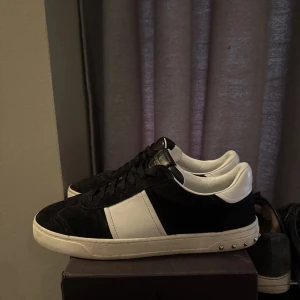 Valentino flycrew - Säljer ett par snygga flycrews från Valentino. Storlek 43 1/2 men passar även 44. Dessa som har svart mocka är väldigt svåra att få tag i, speciellt i denna storlek! Väldigt fint skick på skorna, endast 1 nit saknas!! Box och dustbags ingår vid köp, skriv vid minsta lilla fundering! 