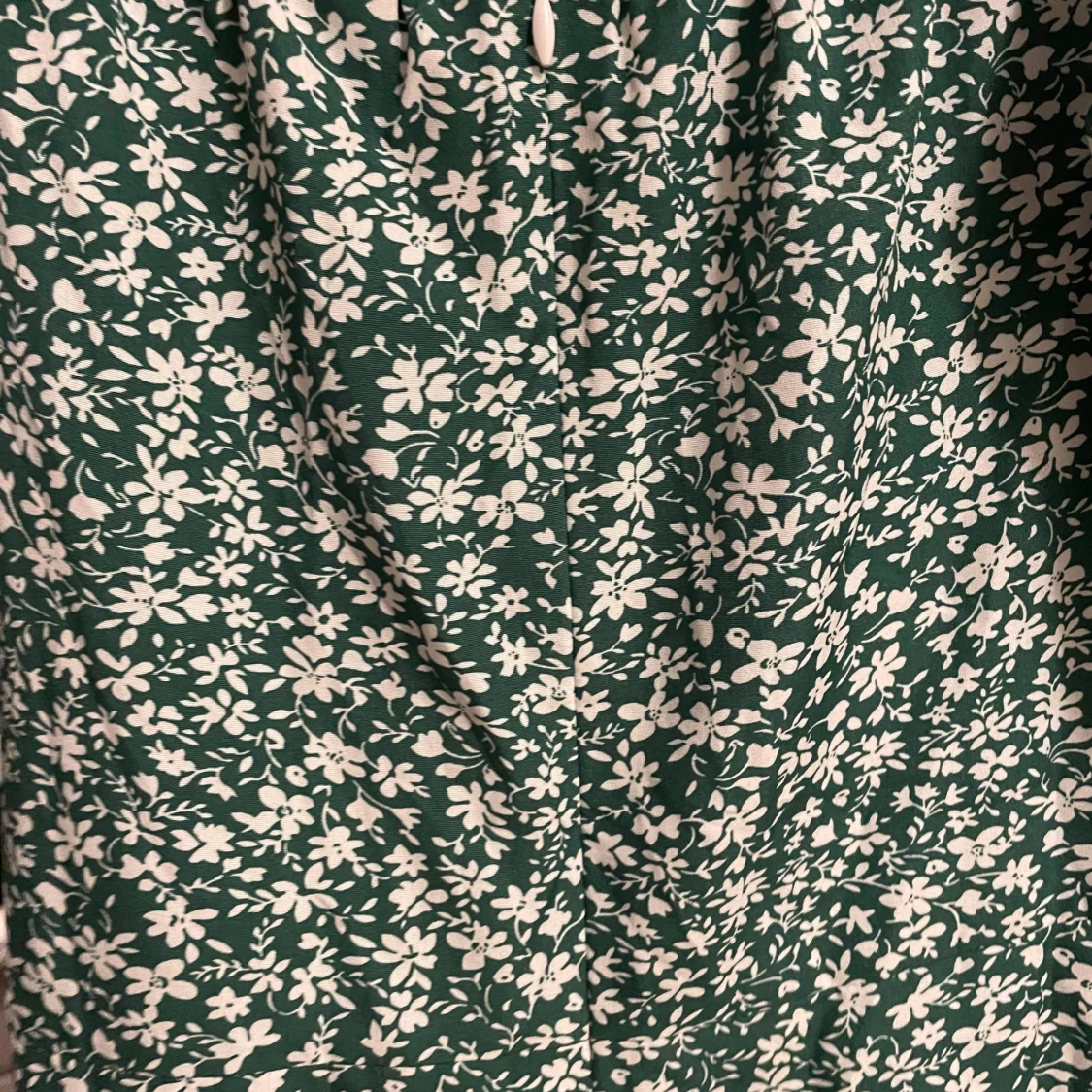 Grön blommig långklänning med puffärm - 4