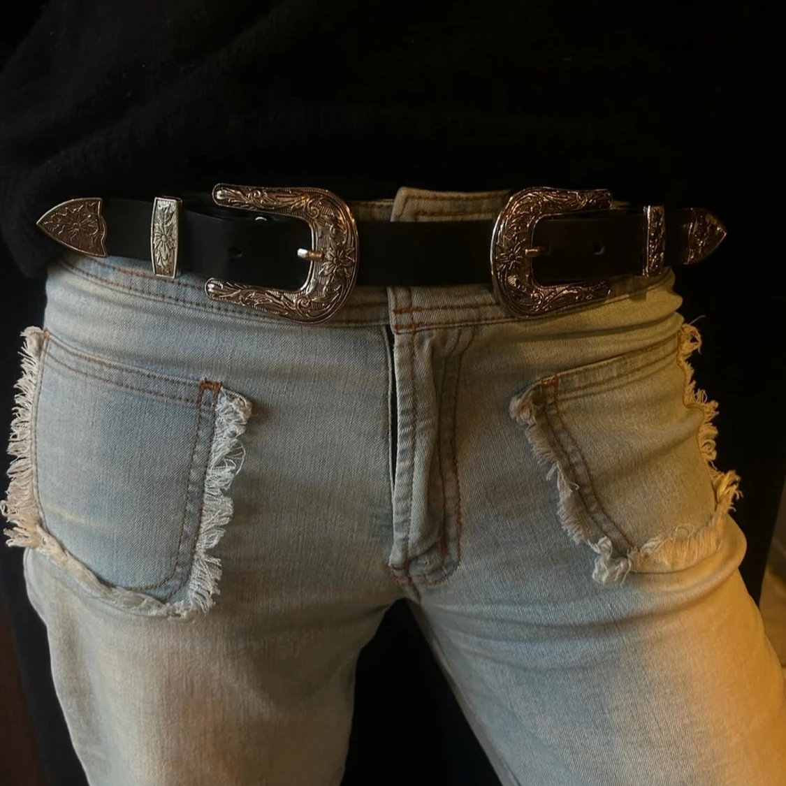 Svart skärp med silverdetaljer