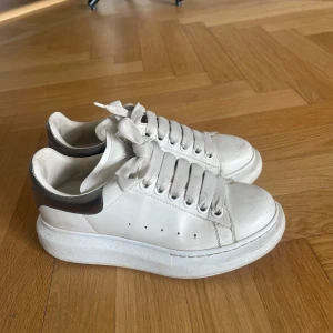 Alexander McQueen Sneakers - Säljer mina fina Alexander McQueen sneakers, köpa för cirka 2 år sedan. Skorna är använda men är väl skötta! Nypris cirka 5000.