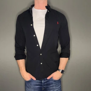 Ralph lauren skjorta - Hej säljer nu min fina Ralph lauren skjorta i storlek M. Den är i nyskick och kommer vara otroligt snygg nu i vår och framåt sommaren. Nypris cirka 1600kr! Vi kommer att sälja liknande produkter nu i vår och närmare sommar så glöm inte följa profilen!🌊🍾