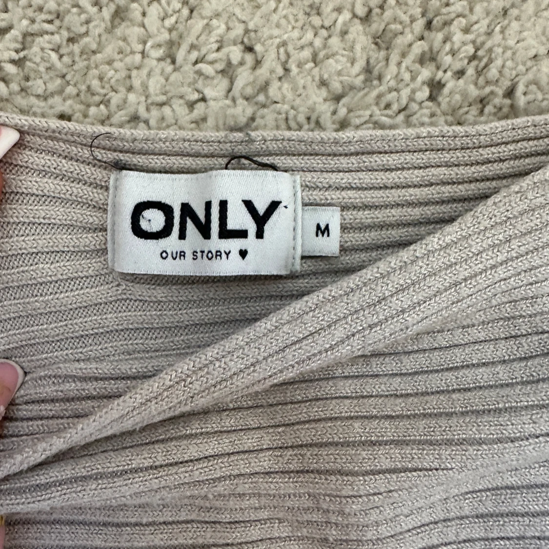 Beige ribbad tröja från ONLY