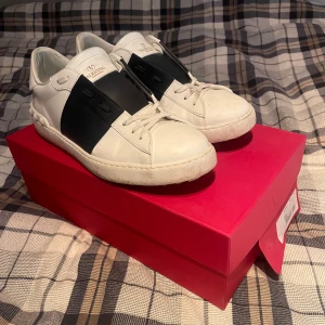 Valentino open 43 - Tja säljer ett par valentino open storlek 43 navy köpta på merchsweden, följesedel finns på sista bild, dem är äkta box å allt annat medföljer.