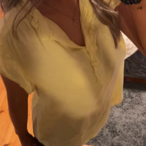 Blus med volanger  - En fin gul blus, har varit min favorit tröja innan. Men har köpt massa nya kläder nu och behöver rensa, så hoppas denna kommer till bättre användning hos någon annan🫶(den är i storlek M och jag brukar vanligtvis ha xs/s så passar även S beroende på hur man vill att den sitter)