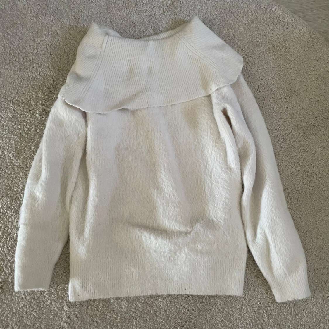 Vit offshoulder stickad tröja - 1