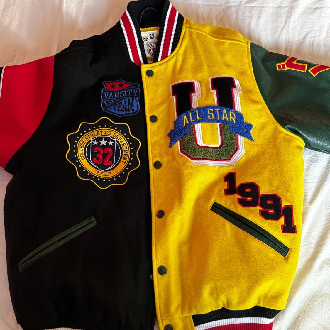 Flerfärgad varsityjacka med broderade patches