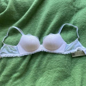 Vit spetsbehå från Intimissimi - Säljer en elegant vit behå från Intimissimi med vacker spetsdetalj. Behån har justerbara axelband och en klassisk design som ger bra stöd. Perfekt för att känna sig både bekväm och stilren. Aldrig använt prislappen är fortfarande på. 