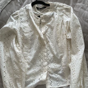 Skjorta med fina mönster - Säljer nu min fina skjorta/blus från Zara, den är endast testad och finns inget tecken på användning. Den har fina blom mönster och är perfekt till sommaren