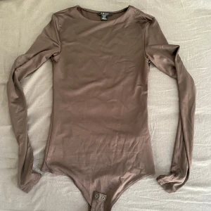Brun långärmad bodysuit från Amisu - aldrig använd 