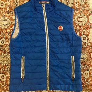 Colmar Väst  - Hej! Säljer nu min väst från märket Colmar, storlek 48/M, använt skick modellen är 184cm och väger 70kg . Tveka inte på att höra av dig om du har frågor eller funderingar kring jackan!