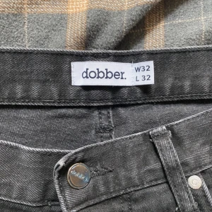 Svarta jeansbyxor från Dobber - Snygga svarta jeansbyxor från Dobber w32 L32
