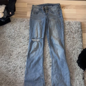 Blå bootcut jeans - Säljer ett par blå bootcut jeans med låg midja. Storlek 36 men rätt små i storleken. Vet ej från vart de är ifrån, säljer för 300 men kan sänkas 