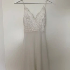 Vit klänning - Säljer en vit klänning i storlek 34. Använd några enstaka gånger så är fortfarande i fint skick. Passar perfekt till skolavslutning, konfirmation eller bara till en sommarkväll.