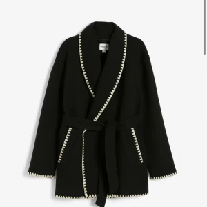 Kappa kappahl - Suuupersnygg svart kappa från Kappahl, verkligen jättefin men använder tyvärr inte. 💗 Passar xs-s. Inga defekter🥰