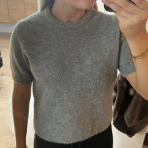 Grå stickad t-shirt från Zara - Jättefin grå stickad t-shirt från Zara. Den är i fint skick (se bilder). Tröjan är i storlek M men skulle säga att den sitter som en XS/S. Vid frågor eller önskemål om fler bilder så är det bara att höra av sig!🩶
