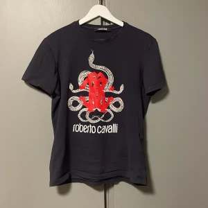 Mörkblå t-shirt från Roberto Cavalli - As fet t-shirt från Roberto Cavalli. Skick 9/10, Nypris ungefär 3000. Är öppen för byten och kan mötas upp.