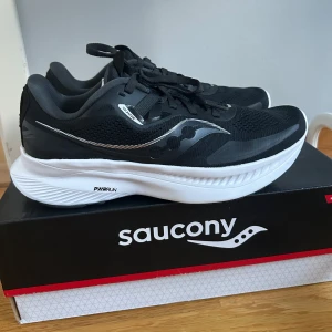 Svarta löparskor från Saucony - Snygga svarta löparskor från Saucony. NYSKICK med prislapp kvar! Säljer pga inte kommit till användning. Nypris 1699kr!