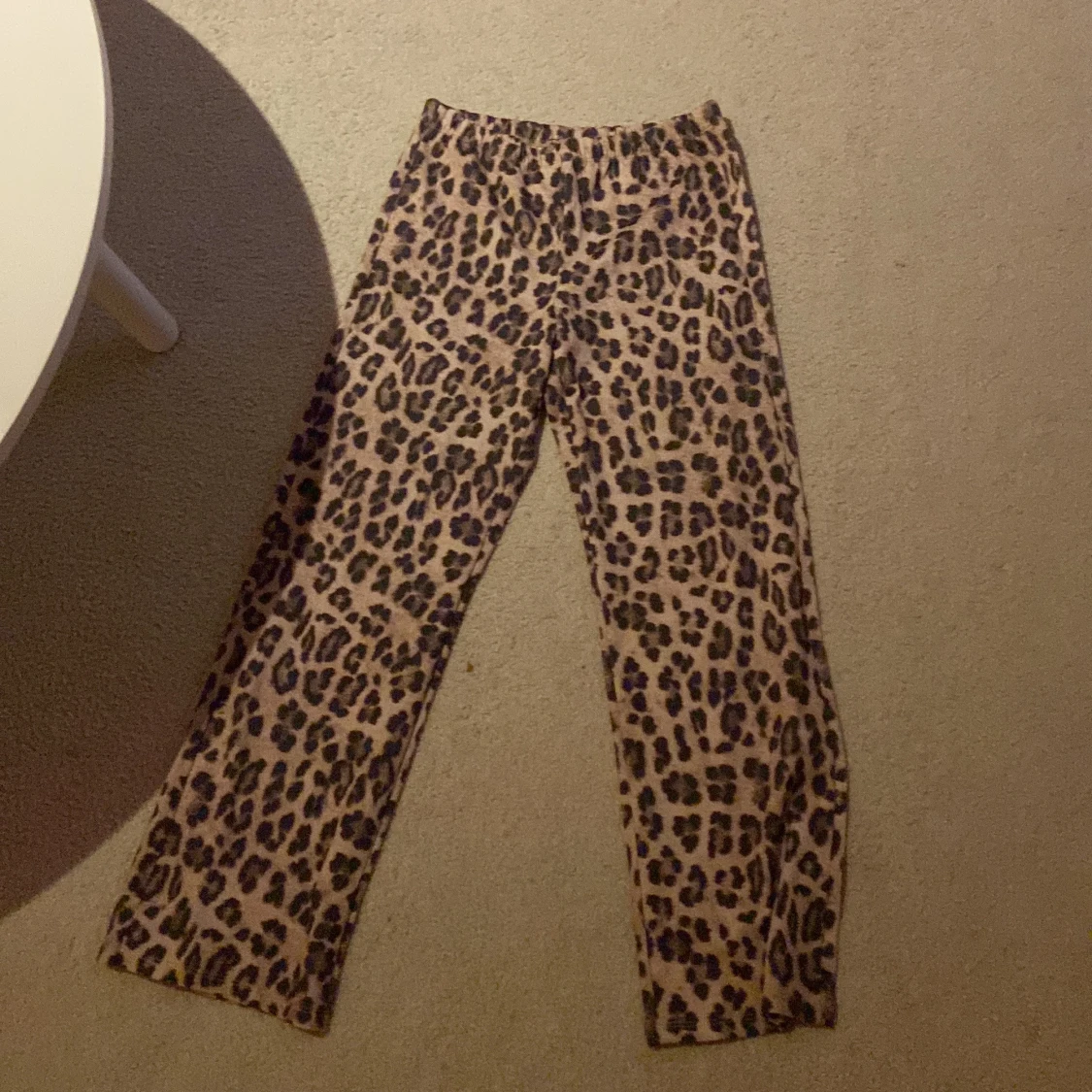 Leopardmönstrade byxor