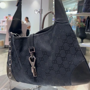 Gucci jackie bag vintage - Intressekoll på min Gucci jackie bag vintage!! Väskan är i jättebra skick och köpt på NK i Stockholm, skriv för fler frågor. 