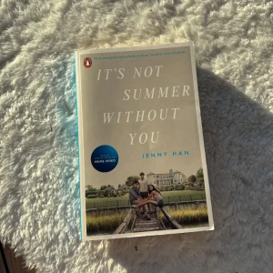 It's Not Summer Without You - Boken 'It's Not Summer Without You' av Jenny Han är en del av en populär serie. Omslaget visar en somrig scen med två personer vid en brygga och ett stort hus i bakgrunden. Perfekt för dig som älskar romantiska berättelser och sommaräventyr. Boken är även kopplad till en Prime Video-serie.❗️SÄLJER ÄVEN FÖRSTA BOKEN