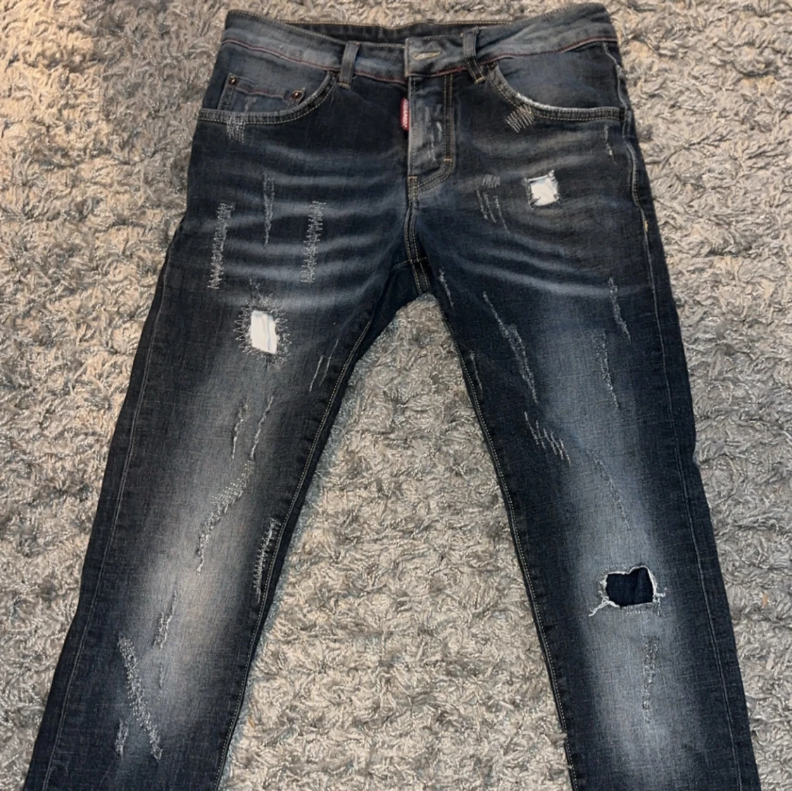 Blå jeans med slitningar - 1