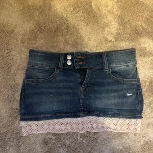 Low waist jeans kjol med spets 🌺😇 - Såååå snygg kjol med gullig spets 🥰🥰🌸🌸